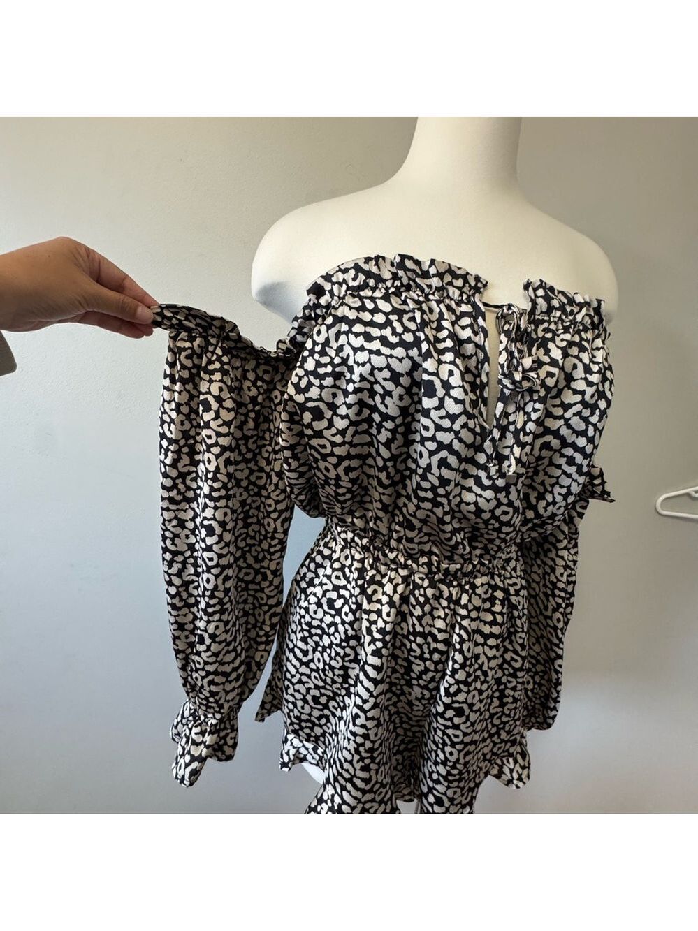 Away Black and White Patterned Jumpsuit off shoulder size Medium - Picture 3 of 13